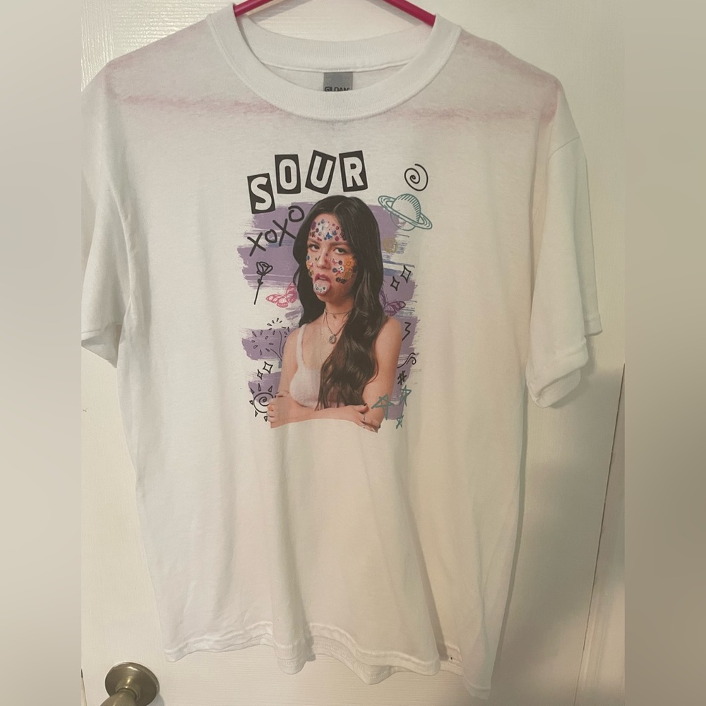 Olivia Rodrigo oversized shirt